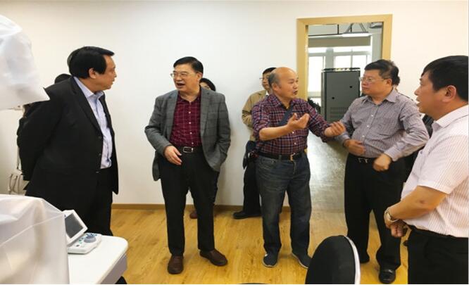 与会专家参观了研究院各个部门