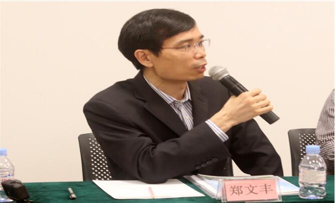 广东省科普中心郑文丰主任在会上发言