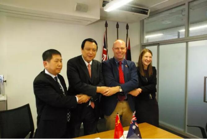 陈梓平院长（左一）、葛坚教授（左二）、新南威尔士大学国际合作部主席沃里克-道森先生（右二）、新南威尔士大学视光学院院长斯台普顿教授（右一）