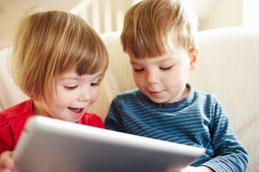 电子产品容易导致孩子近视