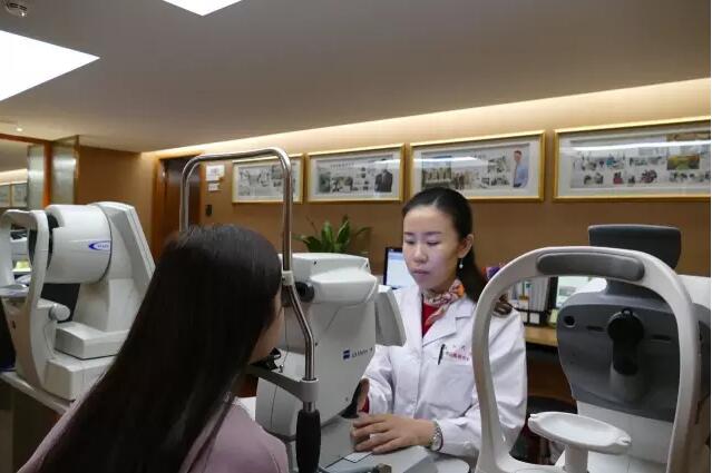 于水明正为林同学进行眼健康检查