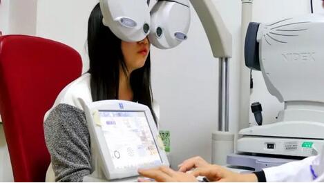 使用NIDEK全自动综合验光仪对眼部进行检查